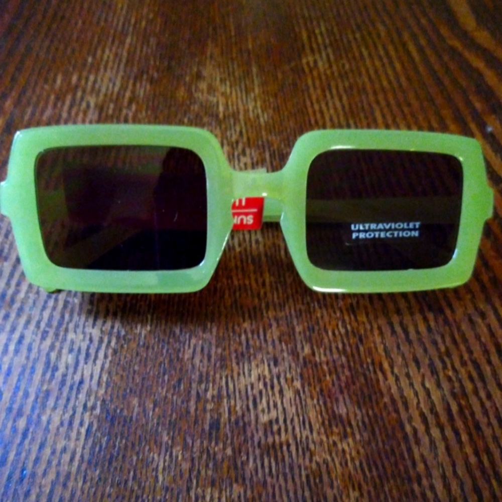 Beautiful jade color sunglasses with case